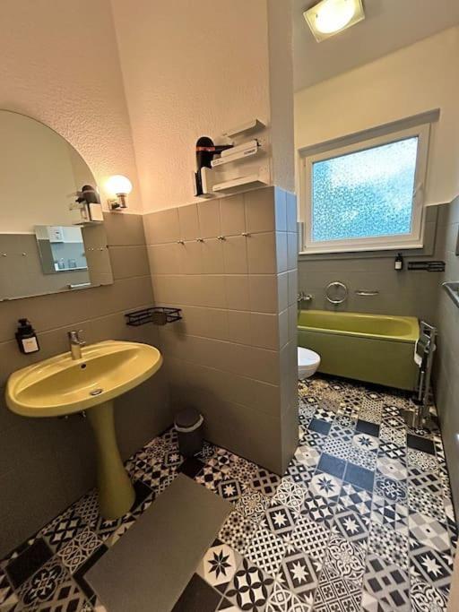 Duplex Apartment Ullstein- 4 Bedrooms, 2 Bathrooms, Living Room, 2 Parking Spaces, Boxspringbeds, Family & Business Apartment! Berlin Extérieur photo